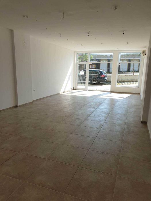 Дава се под наем Магазин в Бургас, Меден рудник - зона А - 80 кв.м за 425 € - Снимка #1