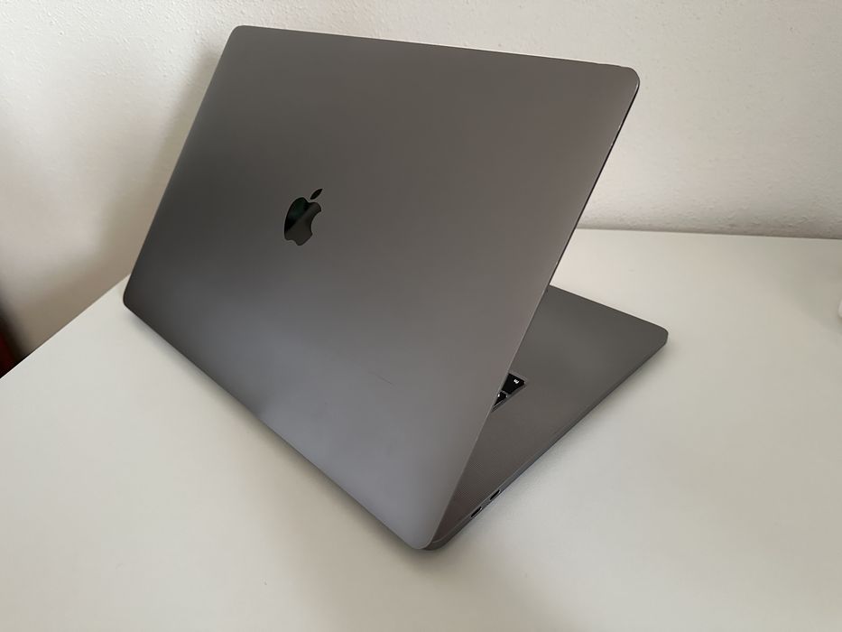 MacBook Pro 2019 Touch Bar (16 inch, Retina), 500 GB SSD, 16 GB RAM, AMD 4GB, ~23 cicluri