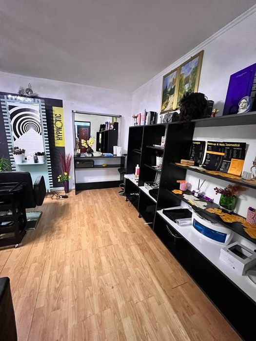 Vând 2 posturi coafor cu 2 scaune și un post MACHIAJ