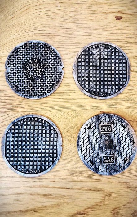 Set de 4 suporturi pentru pahare în formă de capace de canalizare imprimate 3D | Decor urban pentru bar și măsuță de cafea
