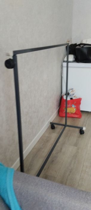 Продам вешалку на колесах.