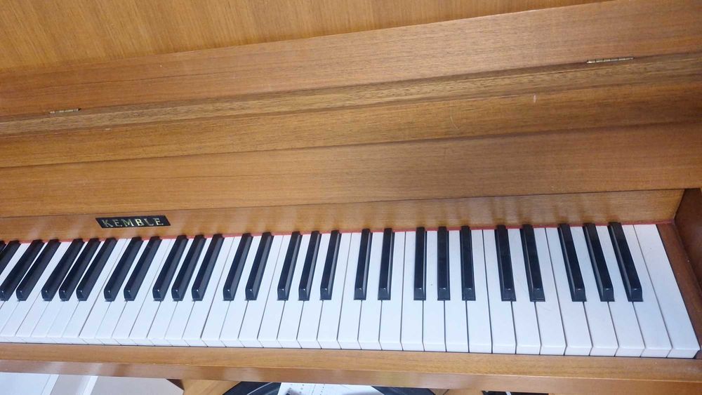 Продавам пиано Kemble