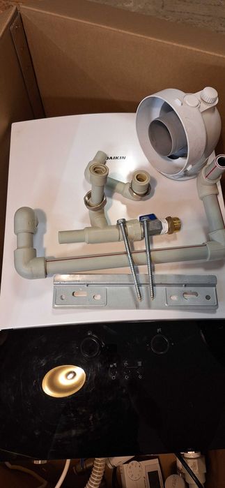 Газов котел Daikin Altherma D2CND024 23 kW, двуконтурен