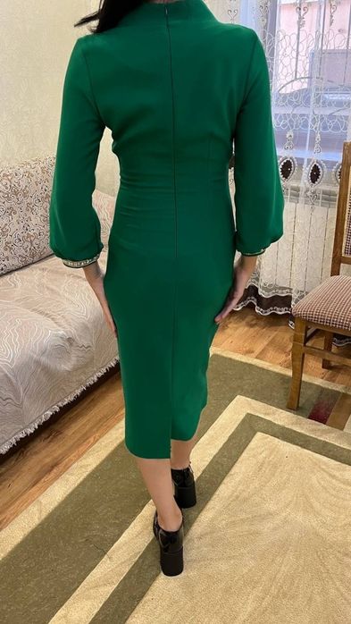 Изумрудное вечернее платье из крепа