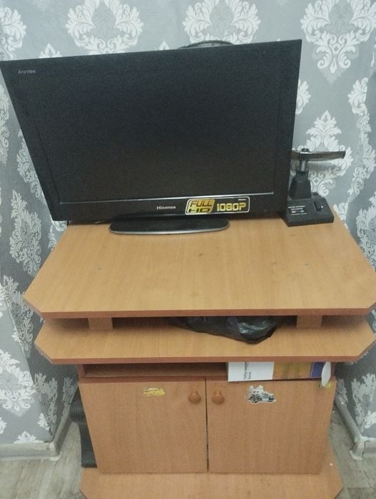Телевизор с тумбочкой