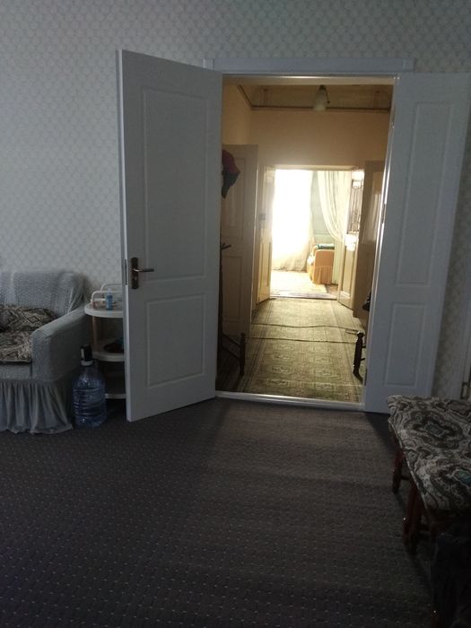 Кировда Уй сотилади.11.5 сотих. 6 зона 2 та гараж 2 та болахона.