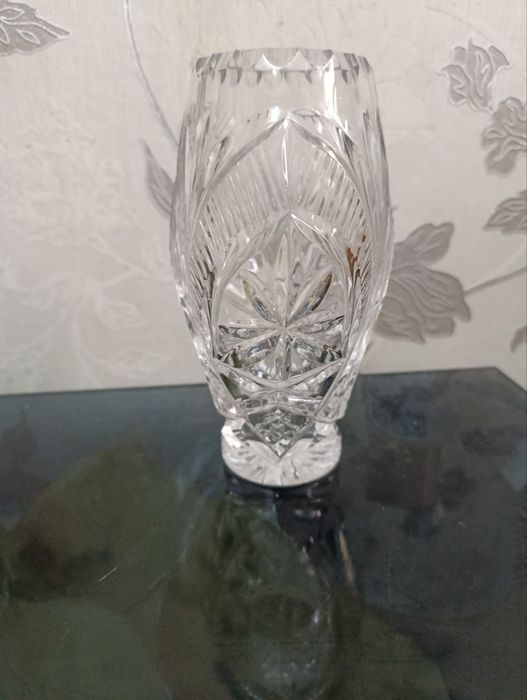 Ваза для цветов новая тяжелая из чешского хрусталя.