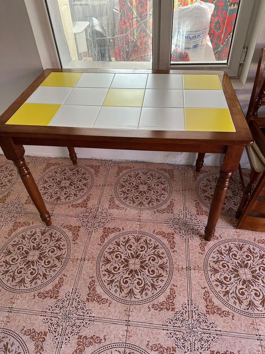 Стол  и стулья  для кухни