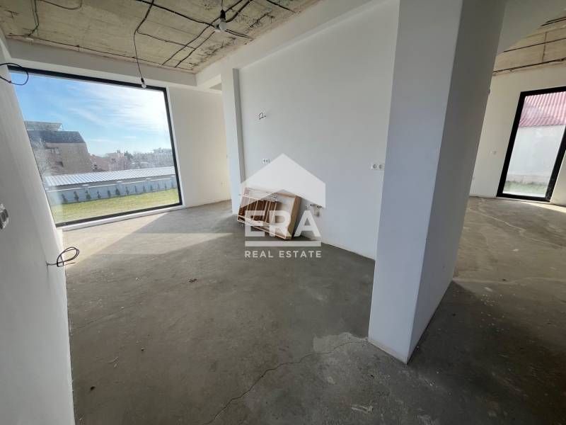 Двуетажна новопостроена къща за продажба, с двор и морска панорама, в