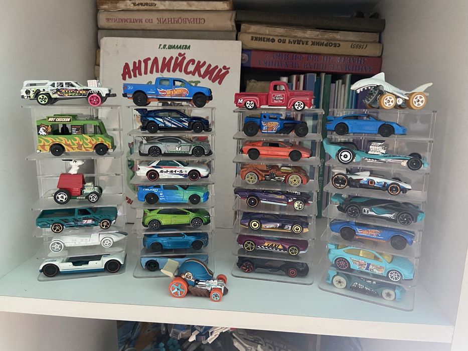 Продаю 31 машинок HOTWHEELS
