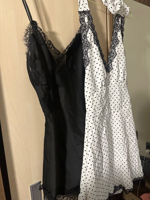 Бяла сатенена рокля с дантела