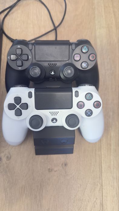 PlayStation 4 Slim 500 GB + 2 оригинални джойстика + зарядна стан