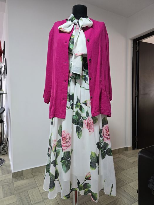 Rochie superba, model cu trandafiri, funda in zona bustului