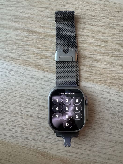 Apple Watch Ultra 2 49mm GPS + Cellular + Apple Titanium Milanese Loop