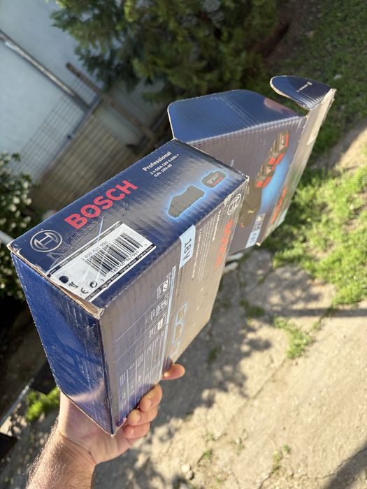 Vand cutie incarcator + acumulatori Bosch 18v