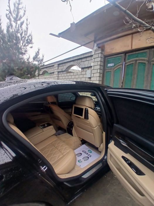 BMW 740 ( M 7 ) 2009