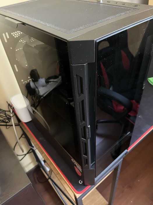 Геймърски компютър и монитор