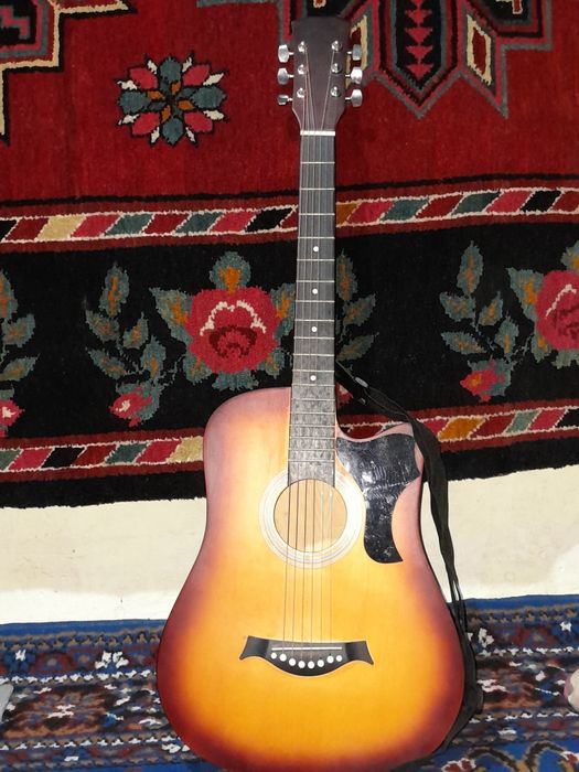 Gitara sotiladi yangi