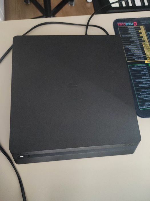 PS4 cu 2 controlare in stare aproape perfecta si optional trei CD-uri