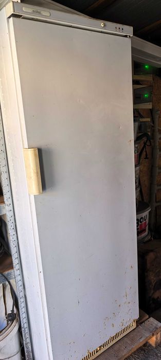 Запазен вертикален фризер