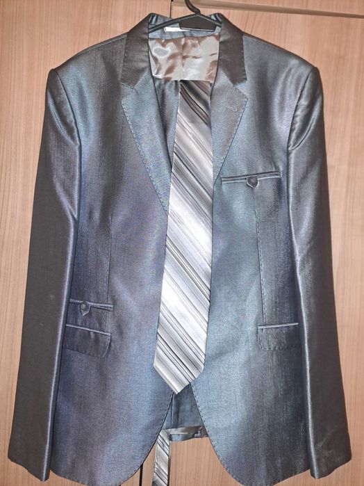 Мъжки официален костюм