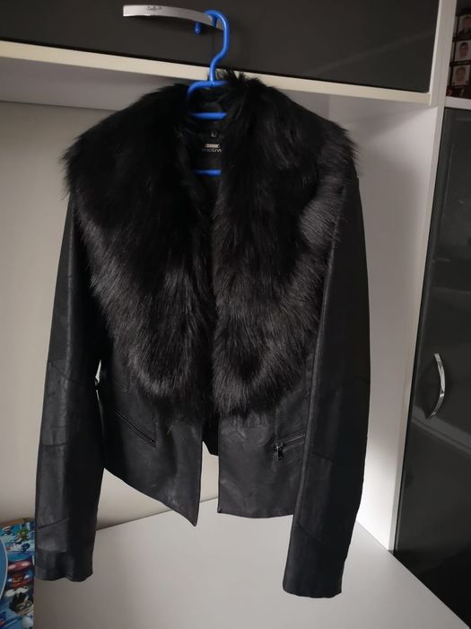 Vând jacheta piele cu blana