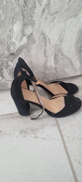 Продавам черни токчета