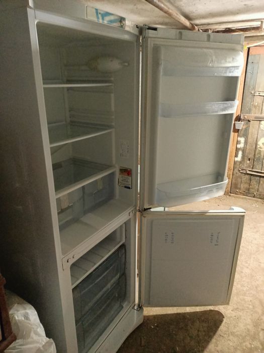 Продам два  рабочих холодильника