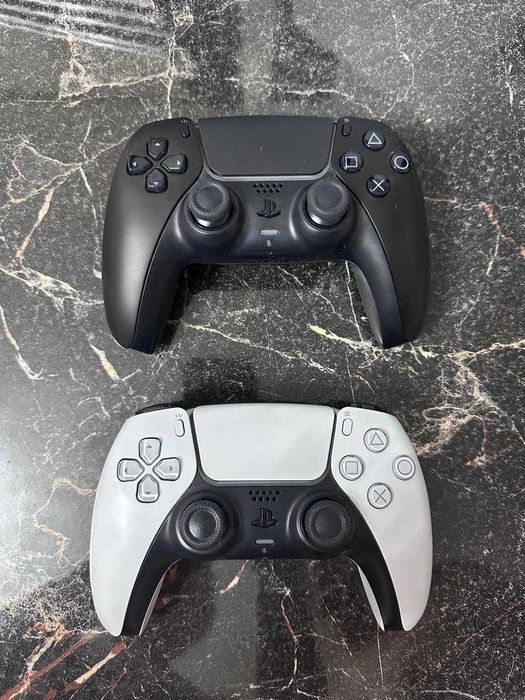 PlayStation 5 c двумя джойстиками и 9 дисками