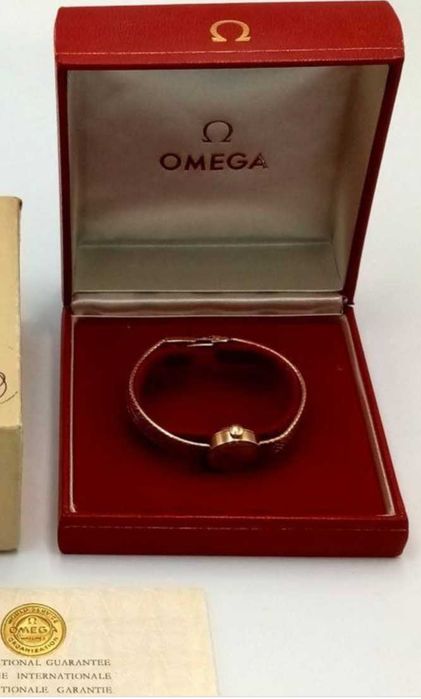 Златен дамски часовник OMEGA