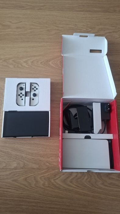 Nintendo Switch OLED White + игра Miitopia