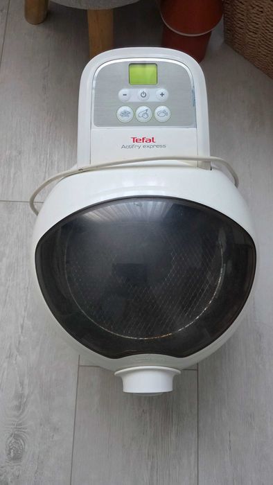 Se vinde Air fryer TEFAL
