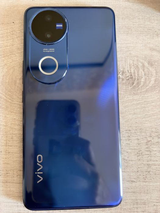 Продаётся срочно телефон Vivo V50