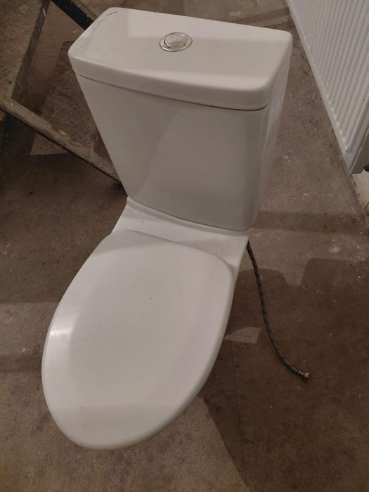 Продается унитаз с бачком.