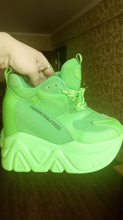 Продам кроссовки