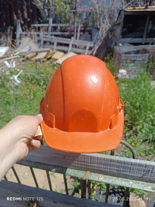Продаю каску защитную