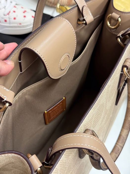 Чанта COACH Maggie Tote Bag In Blocked Signature Canvas Gold/Sand/Tan