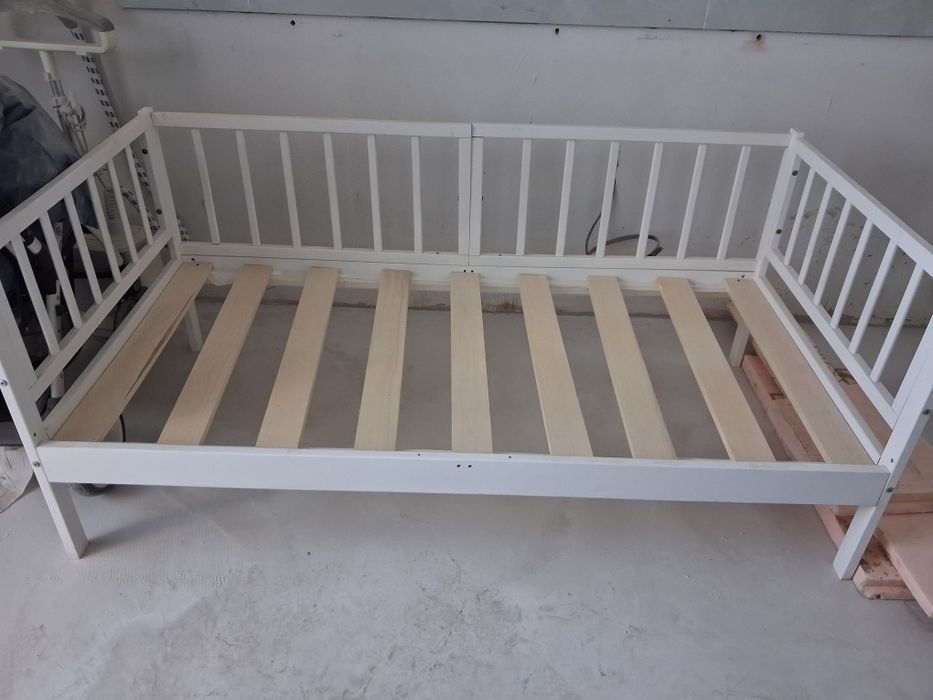 Детская кровать из дерева.