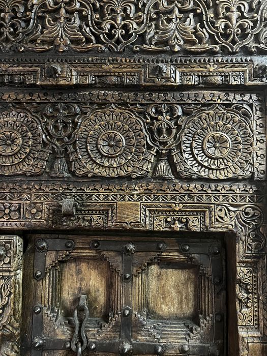 Usa veche de templu , sculptata din lemn de tec , India