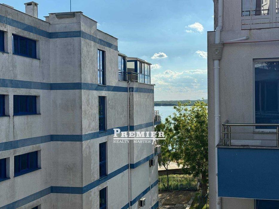 Просторно студио на първа линия в Поморие - 53990 EUR
