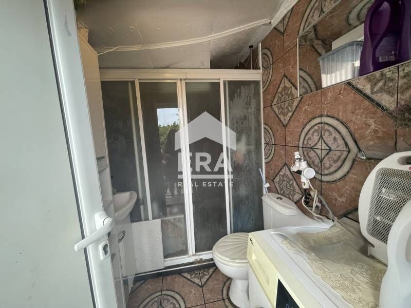 Ексклузивна самостоятелна къща за продажба, с две постройки и голям дв