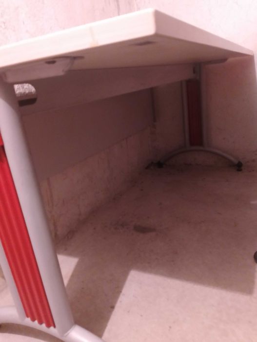 Бюро за офис или за детска стая.