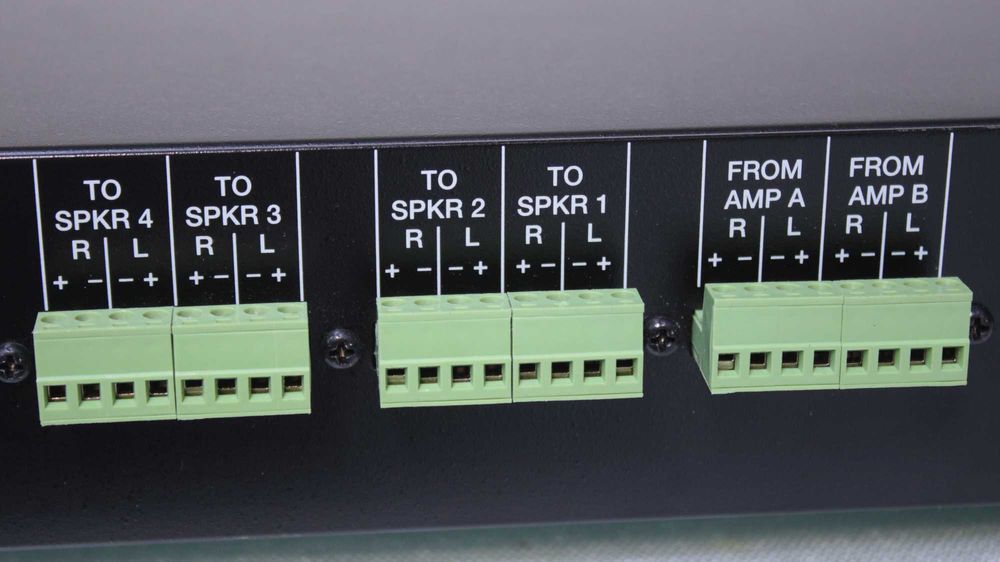 Selector audio 4 perechi boxe Sima SSW-L4EX, protecție suprasarcină.