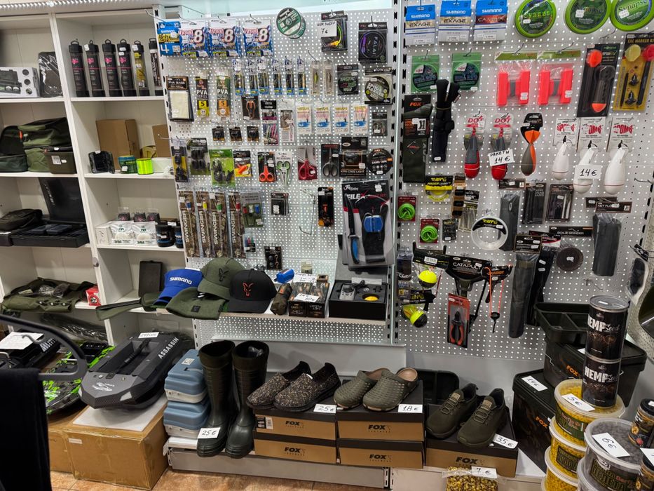 Стока и стелажи от риболовен магазин.