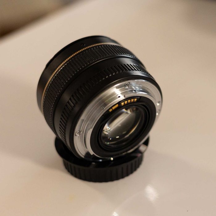 Обектив Canon EF 50mm f/1.4 USM + преходник Commlite EF-EOS R