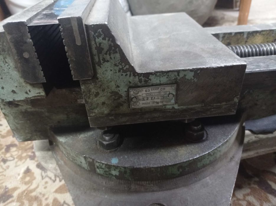 Станочные большие тиски.