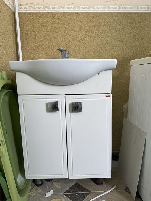 Тумба с раковиной и зеркалом