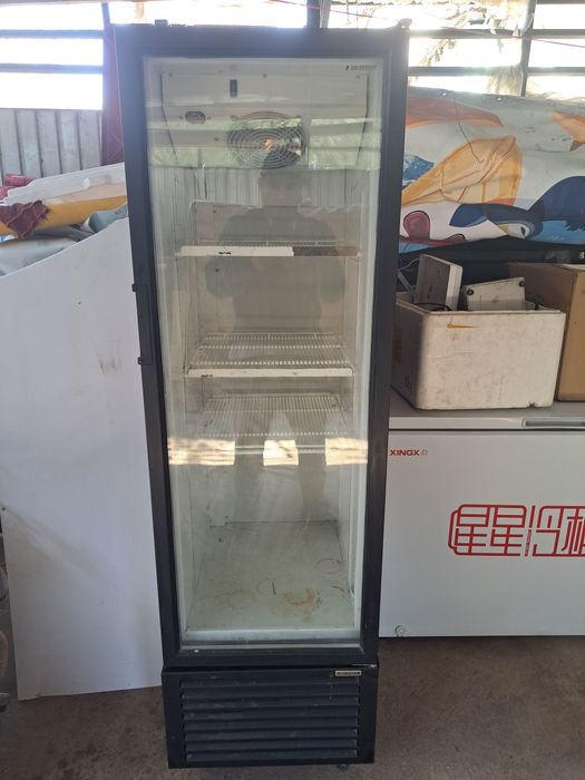 Холодильник витринный.