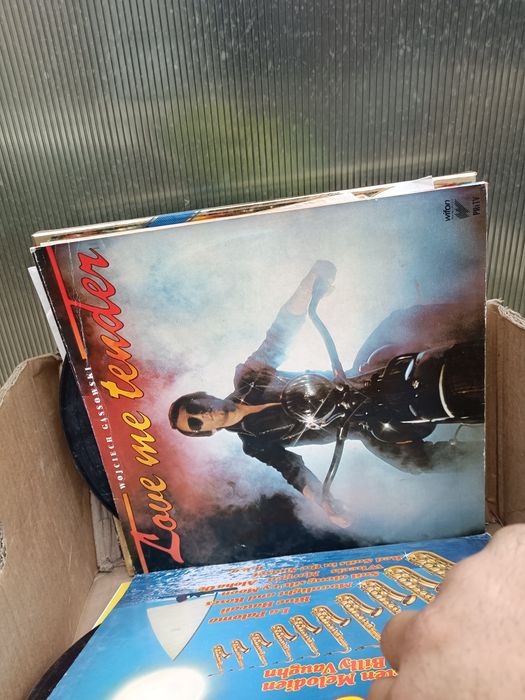 Vând colecție mare de viniluri, CD-uri și DVD-uri – originale, multe titluri