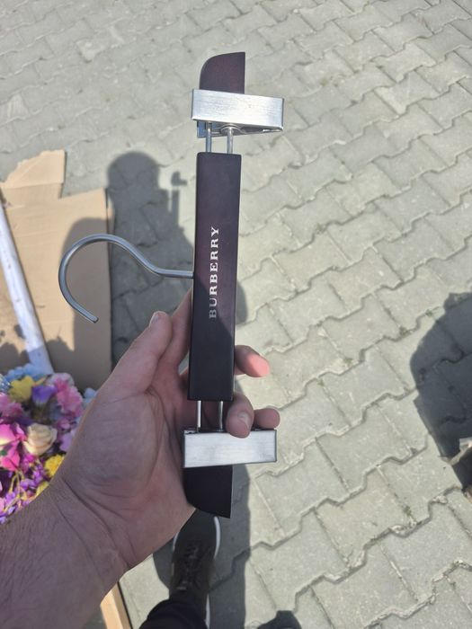 Вешалки Dior, Burberry